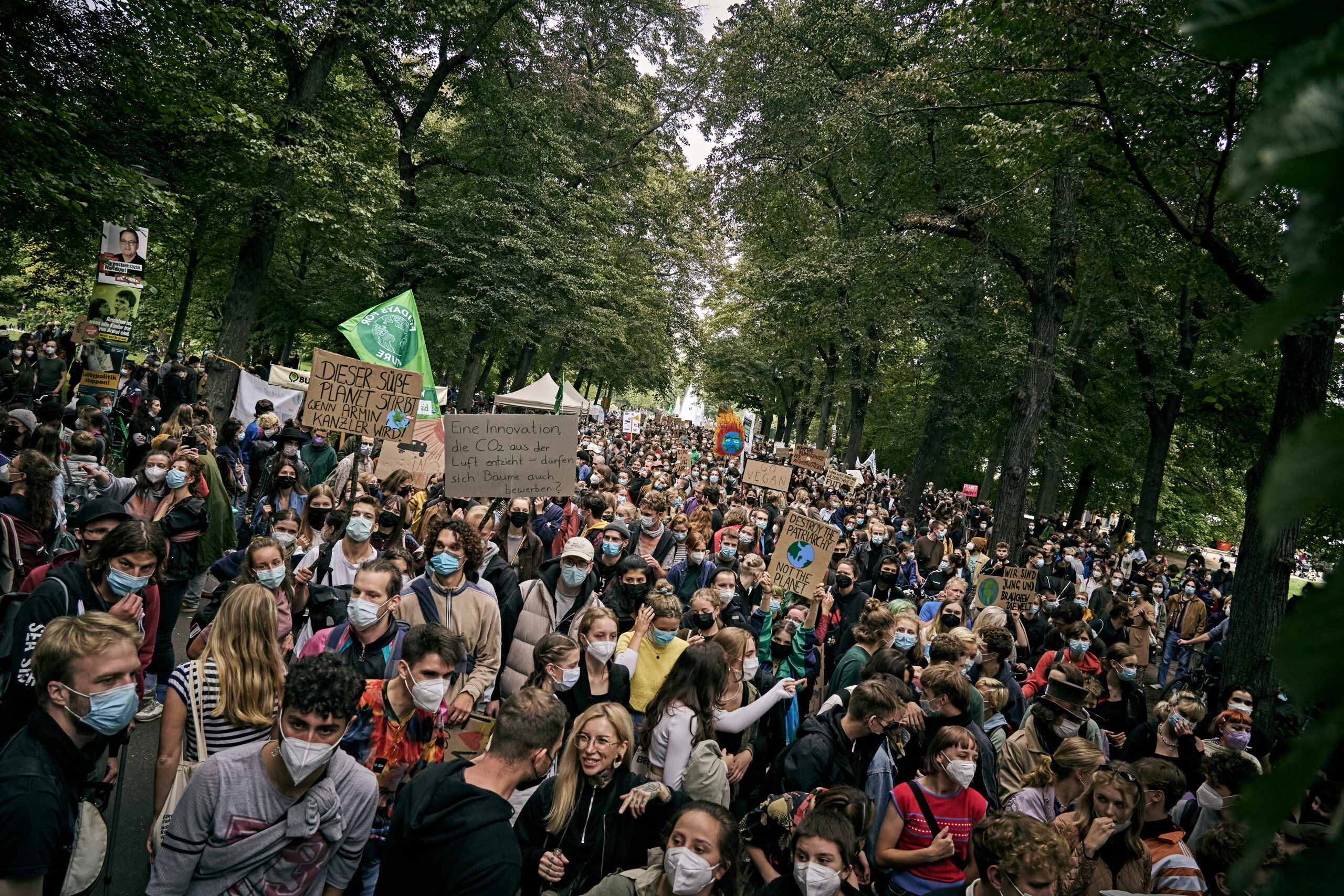 Tausende Menschen demonstrieren im Leipziger Clara-Zetkin-Park für Klimagerechtigkeit.
