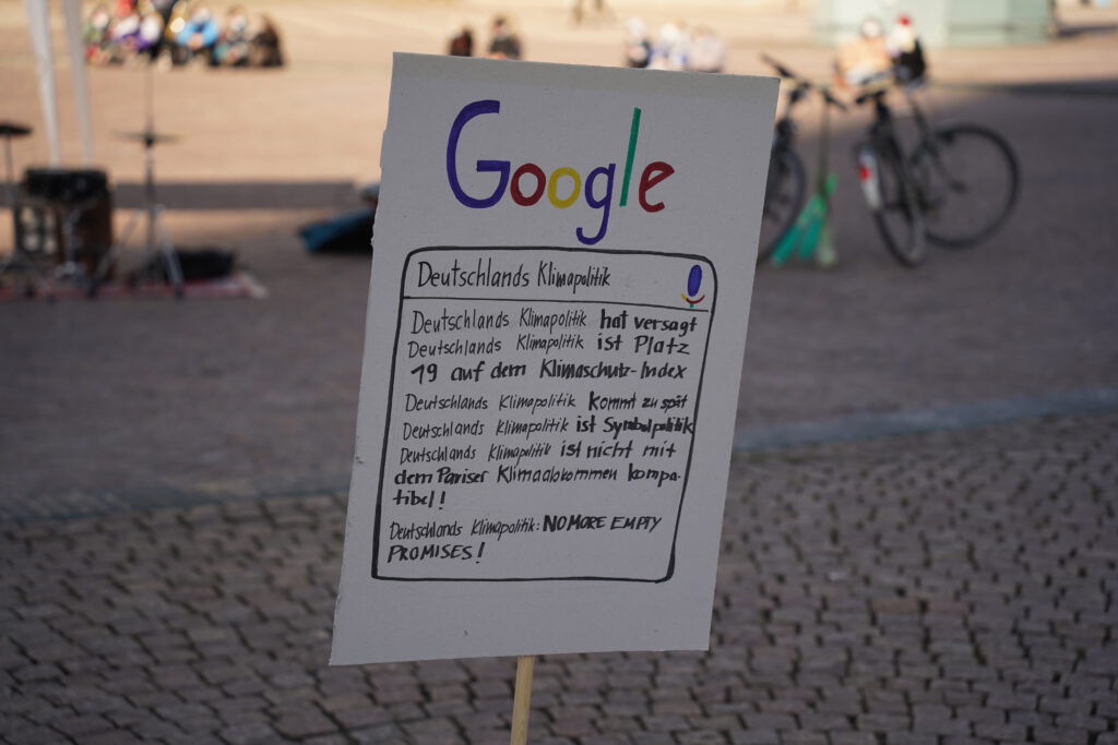 Ein Schild mit den Google Vervollständigungen zu "Deutschlands Klimapolitik".